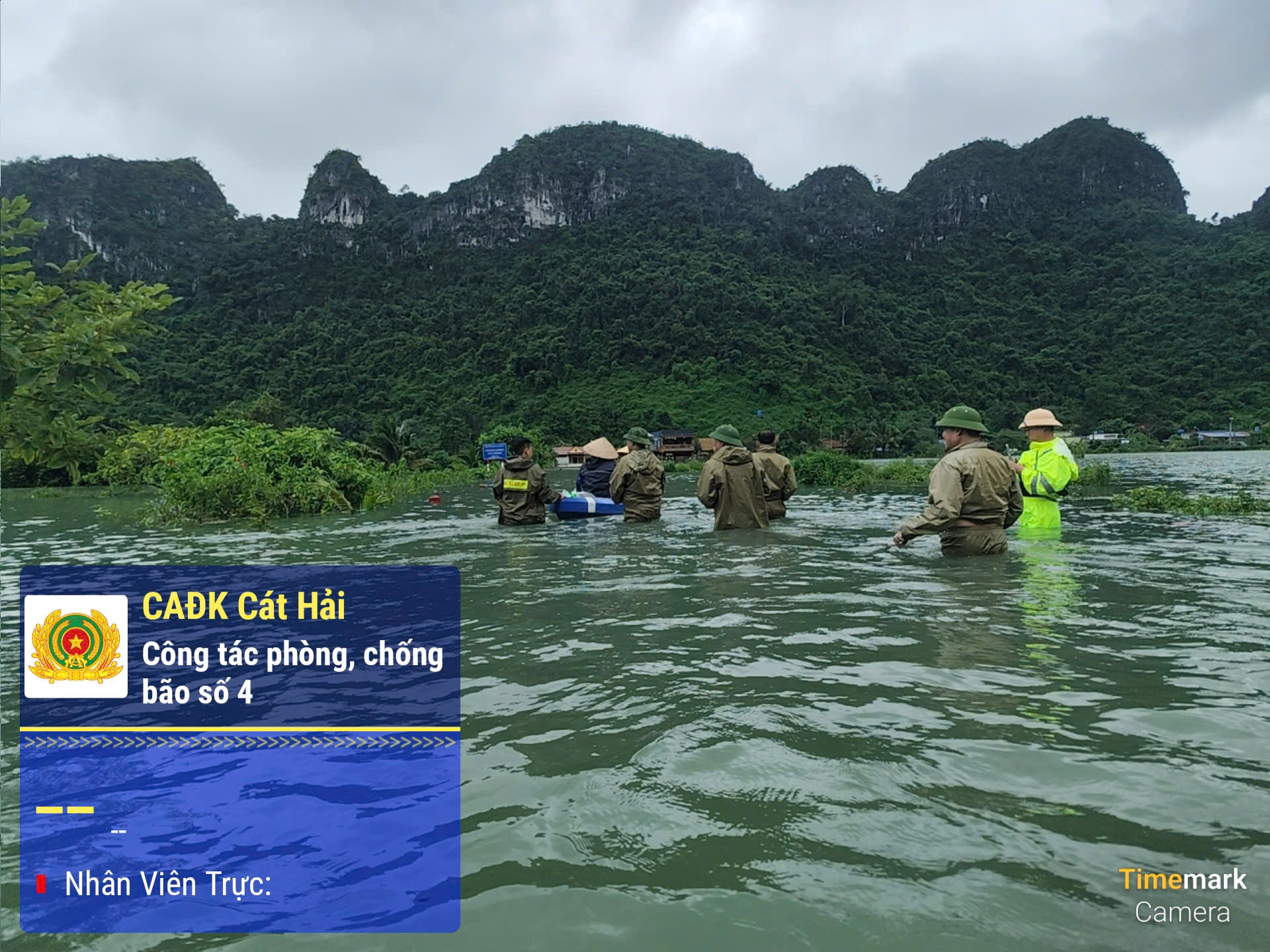 Công an đặc khu Cát Hải khẩn trương hỗ trợ nhân dân khắc phục hậu quả ngập lụt do ảnh hưởng của bão số 4
